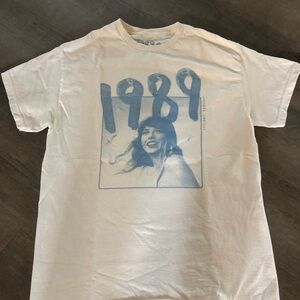 Official Taylor Swift 1989 TV t-shirt